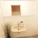 Zentrum - Komplettes Zimmer, Hochbett, Android Tv & Eigenem Bad - Perfekt Fuer Familien & Gruppen *