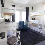 Zentrum - Komplettes Zimmer, Hochbett, Android Tv & Eigenem Bad - Perfekt Fuer Familien & Gruppen *