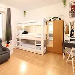 Zentrum - Komplettes Zimmer, Hochbett, Android Tv & Eigenem Bad - Perfekt Fuer Familien & Gruppen *
