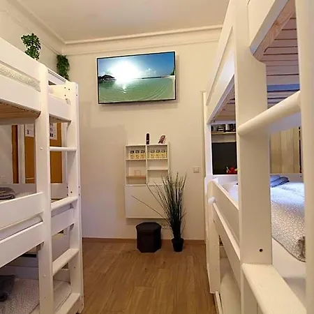 Zentrum - Komplettes Zimmer, Hochbett, Android Tv & Eigenem Bad - Perfekt Fuer Familien & Gruppen *