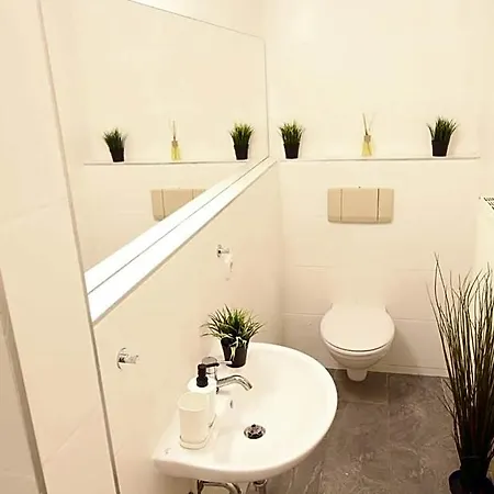 Zentrum - Komplettes Zimmer, Hochbett, Android Tv & Eigenem Bad - Perfekt Fuer Familien & Gruppen *